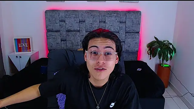 Snapshot of dirty_model chatting on 10.04.25 dirty model online show from 10.04.25