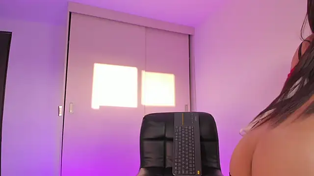 Snapshot of BabyMiaa__ chatting on 10.21.25 BabyMiaa   online show from 10.21.25