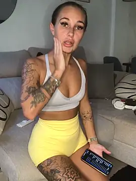 Snapshot of Rosieredxox chatting on 09.29.25 Rosieredxox online show from 09.29.25