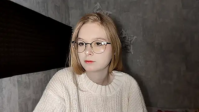 Snapshot of LiaVibes chatting on 12.22.25 LiaVibes online show from 12.22.25