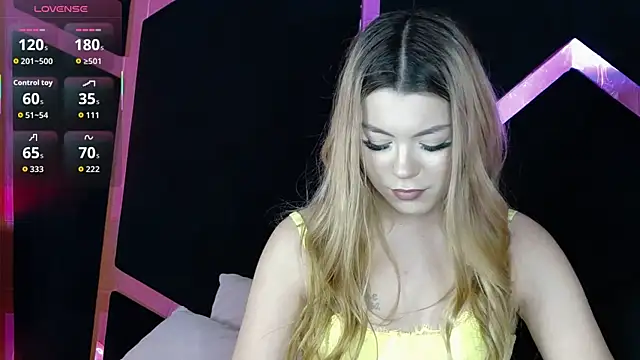 Snapshot of Breezelle chatting on 12.13.25 Breezelle online show from 12.13.25