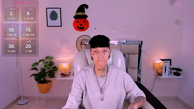 Snapshot of Luci_Rose chatting on 10.28.25 Luci Rose online show from 10.28.25