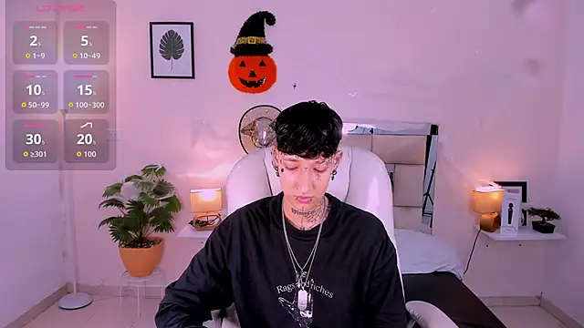 Snapshot of Luci_Rose chatting on 10.29.25 Luci Rose online show from 10.29.25