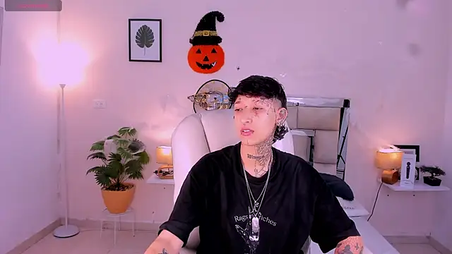 Snapshot of Luci_Rose chatting on 10.30.25 Luci Rose online show from 10.30.25