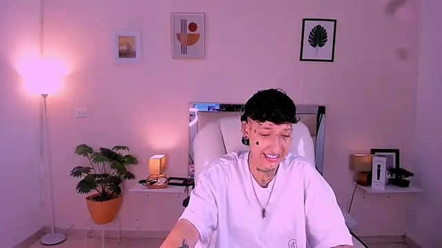 Snapshot of Luci_Rose chatting on 11.06.25 Luci Rose online show from 11.06.25