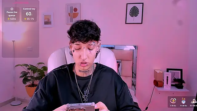 Snapshot of Luci_Rose chatting on 11.11.25 Luci Rose online show from 11.11.25