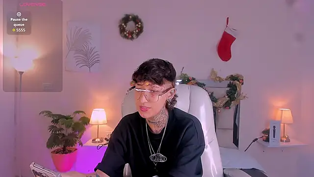 Snapshot of Luci_Rose chatting on 11.28.25 Luci Rose online show from 11.28.25