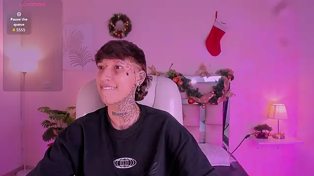 Snapshot of Luci_Rose chatting on 11.30.25 Luci Rose online show from 11.30.25