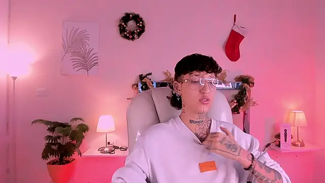 Snapshot of Luci_Rose chatting on 12.02.25 Luci Rose online show from 12.02.25