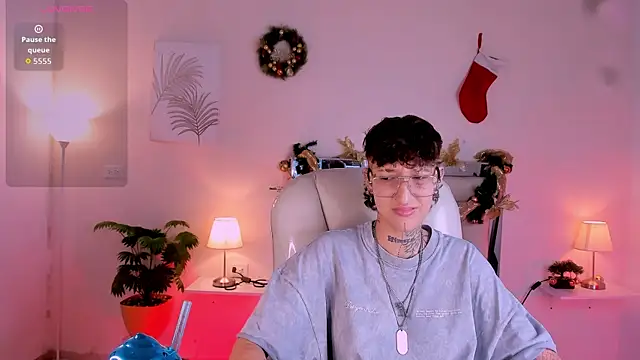 Snapshot of Luci_Rose chatting on 12.04.25 Luci Rose online show from 12.04.25