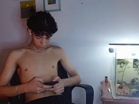 Snapshot of Xtremeplay_18 chatting on 09.22.25 Xtremeplay 18 online show from 09.22.25