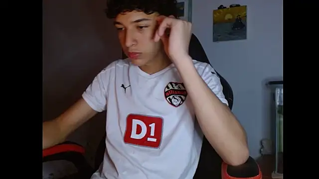 Snapshot of Xtremeplay_18 chatting on 10.30.25 Xtremeplay 18 online show from 10.30.25