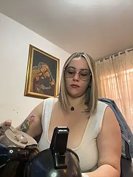 Snapshot of CurvyLust_x chatting on 07.28.26 CurvyLust x online show from 07.28.26