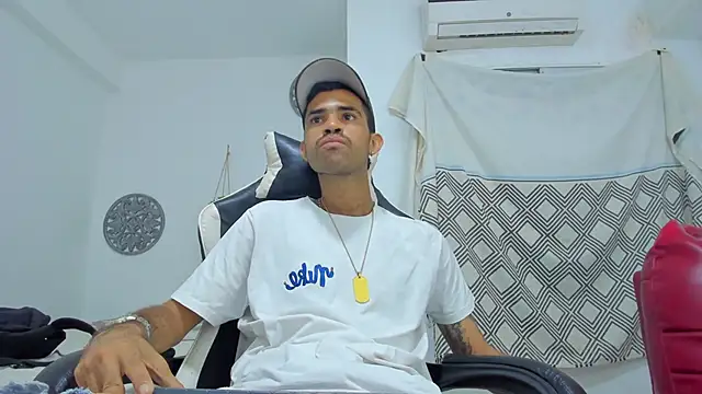 adri sexboy229 online show from 10.14.25