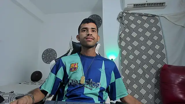 adri sexboy229 online show from 10.17.25