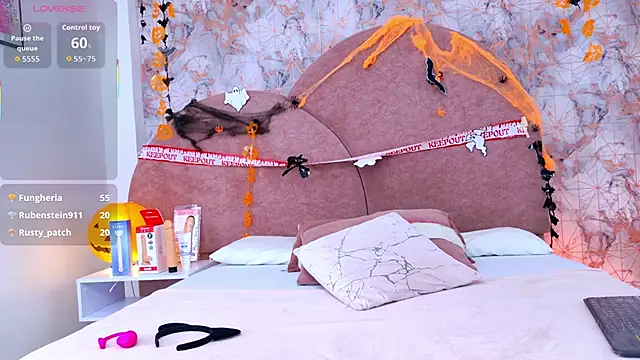 Snapshot of Samanta_Isel chatting on 10.26.25 Samanta Isel online show from 10.26.25