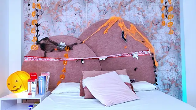 Snapshot of Samanta_Isel chatting on 10.29.25 Samanta Isel online show from 10.29.25