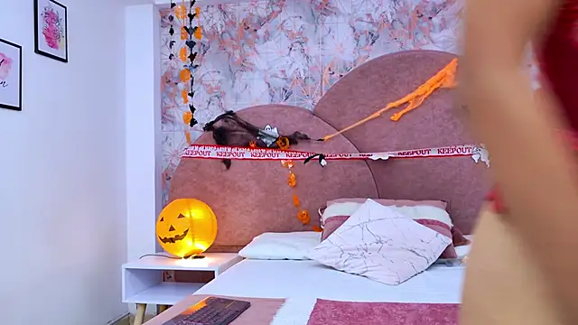 Snapshot of Samanta_Isel chatting on 10.30.25 Samanta Isel online show from 10.30.25