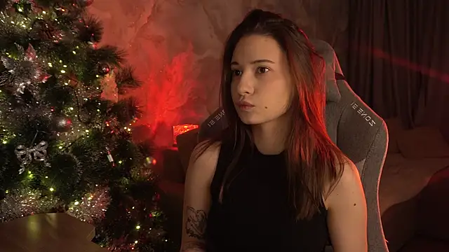 Snapshot of LumeNova chatting on 12.21.25 LumeNova online show from 12.21.25