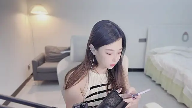 Maymay  online show from 10.25.25