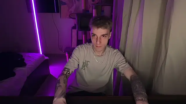 Snapshot of davesinner chatting on 04.04.26 davesinner online show from 04.04.26