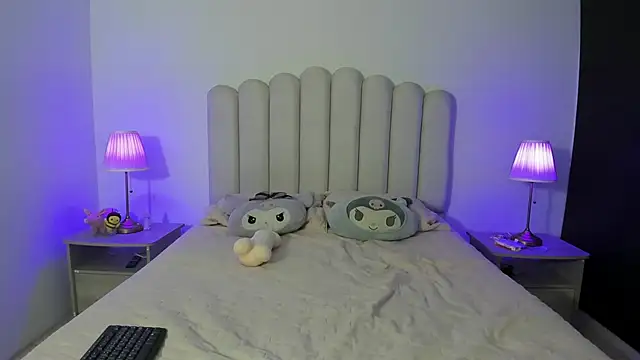 Snapshot of SofieBunnie chatting on 11.10.25 SofieBunnie online show from 11.10.25