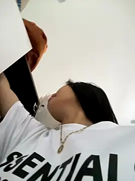 Snapshot of Miumieu chatting on 11.13.25 Miumieu online show from 11.13.25