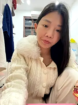 Snapshot of Miumieu chatting on 11.19.25 Miumieu online show from 11.19.25