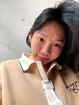 Snapshot of Miumieu chatting on 11.21.25 Miumieu online show from 11.21.25