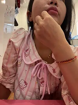 Snapshot of Miumieu chatting on 12.18.25 Miumieu online show from 12.18.25