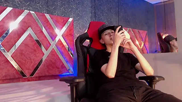 Snapshot of ArthurCox chatting on 09.08.25 ArthurCox online show from 09.08.25