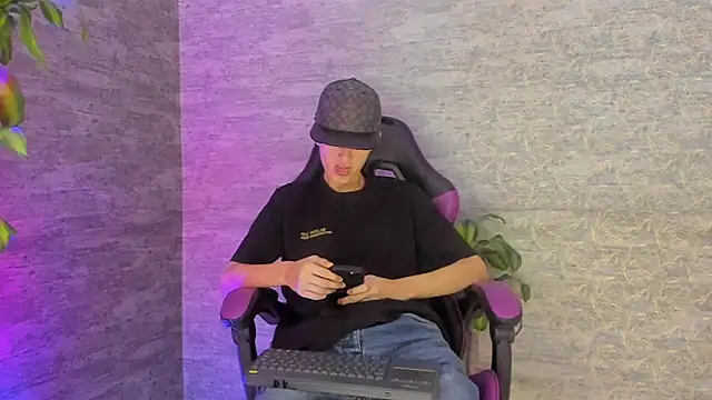 Snapshot of ArthurCox chatting on 10.03.25 ArthurCox online show from 10.03.25