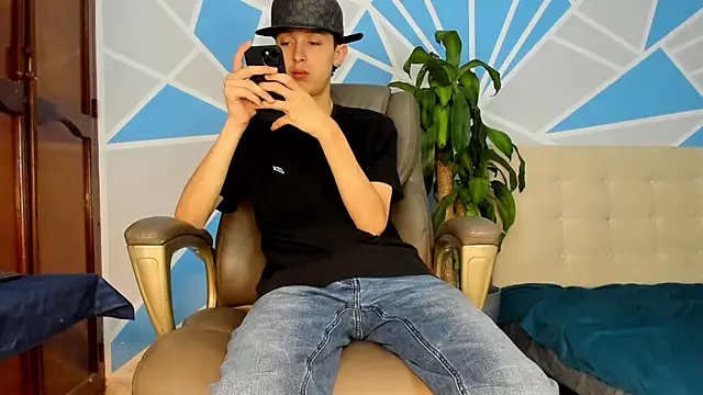 Snapshot of ArthurCox chatting on 10.04.25 ArthurCox online show from 10.04.25