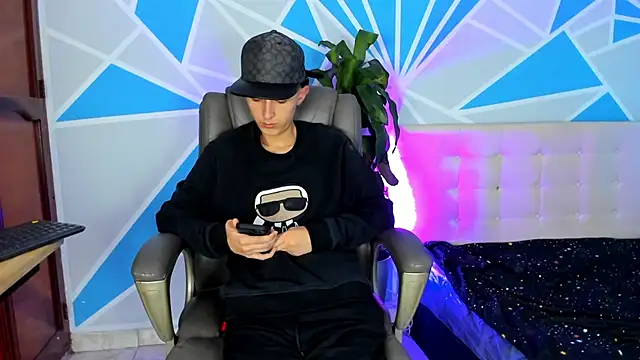 Snapshot of ArthurCox chatting on 10.10.25 ArthurCox online show from 10.10.25