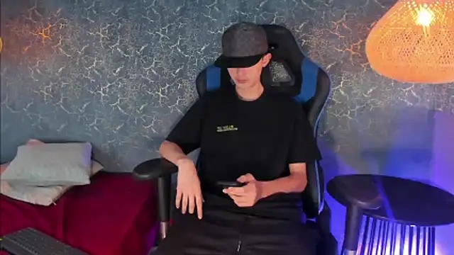 Snapshot of ArthurCox chatting on 11.21.25 ArthurCox online show from 11.21.25