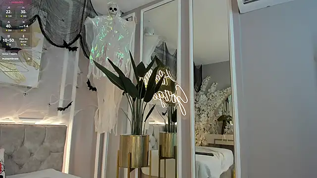 Snapshot of ellette__ chatting on 10.26.25 ellette online show from 10.26.25