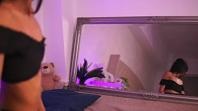 Snapshot of ChloeObril chatting on 09.23.25 ChloeObril online show from 09.23.25