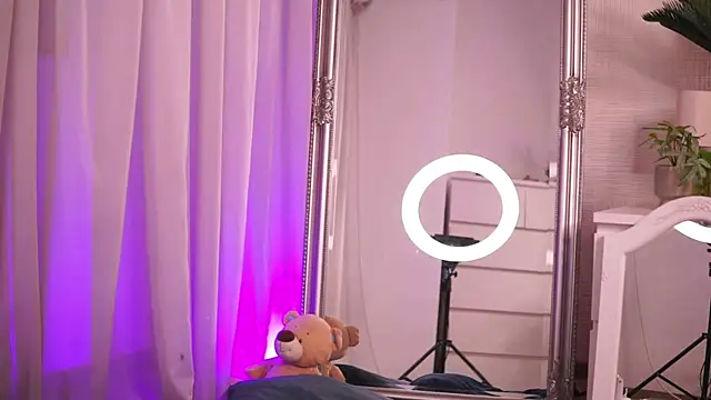 Snapshot of ChloeObril chatting on 10.12.25 ChloeObril online show from 10.12.25