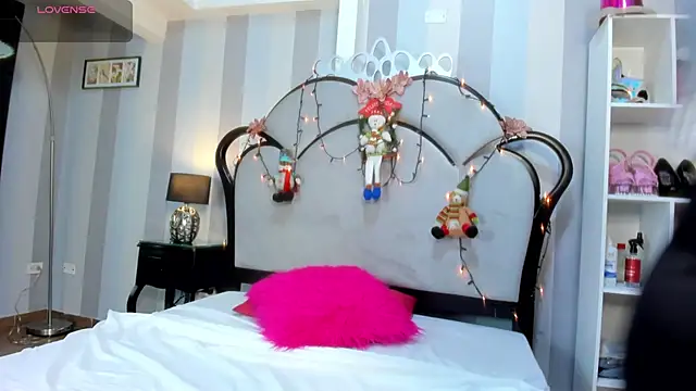 Snapshot of MiaAmore_ chatting on 12.17.25 MiaAmore online show from 12.17.25