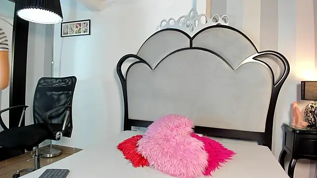 Snapshot of MiaAmore_ chatting on 06.18.26 MiaAmore online show from 06.18.26