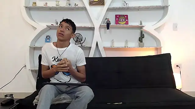 Snapshot of BEAUTY_BOYS1 chatting on 11.30.25 BEAUTY BOYS1 online show from 11.30.25