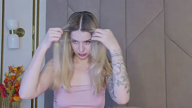 Snapshot of Touch_me chatting on 11.23.25 Touch me online show from 11.23.25