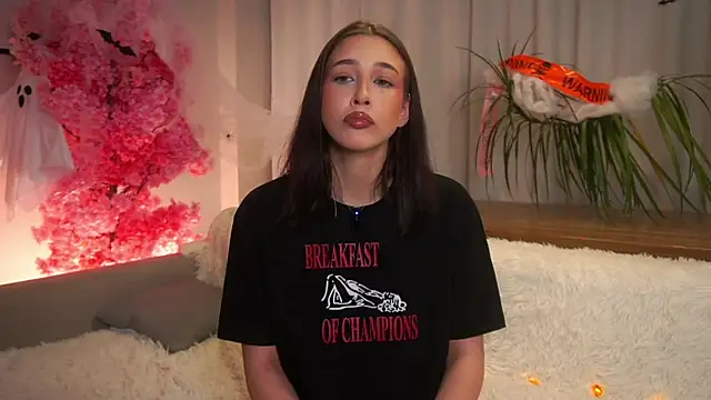 Snapshot of EviaRabasca chatting on 10.31.25 EviaRabasca online show from 10.31.25