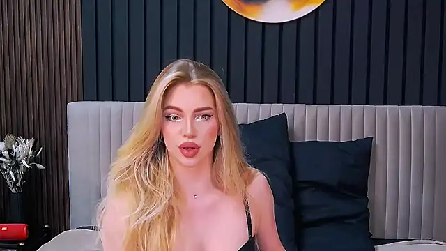 Snapshot of MilanaCeleste chatting on 11.30.25 MilanaCeleste online show from 11.30.25