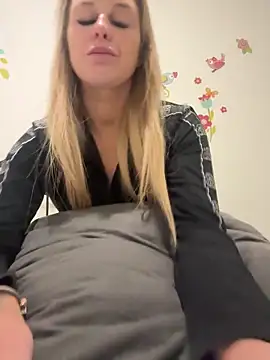 Snapshot of imyourgoodgirl69 chatting on 09.22.25 imyourgoodgirl69 online show from 09.22.25
