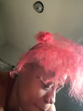 Snapshot of Tishrella6 chatting on 12.18.25 Tishrella6 online show from 12.18.25