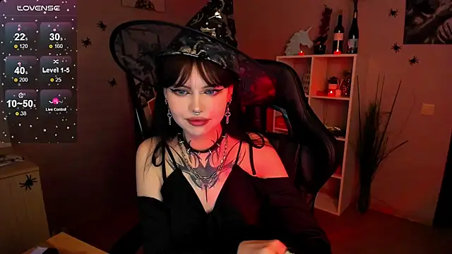 Snapshot of Morana_Batt chatting on 10.24.25 Morana Batt online show from 10.24.25