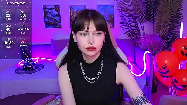 Snapshot of Morana_Batt chatting on 10.27.25 Morana Batt online show from 10.27.25