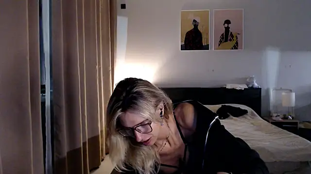 Snapshot of VivianCoke chatting on 10.06.25 VivianCoke online show from 10.06.25
