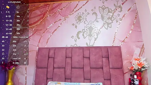 Snapshot of luna_maisonn chatting on 12.15.25 luna maisonn online show from 12.15.25